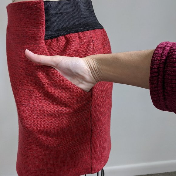 Red metallic-thread mini skirt with pockets - Picture 3 of 4